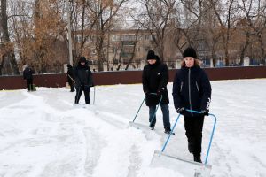 Еманжелинская школа № 4 и ее филиал готовят две ледовые площадки