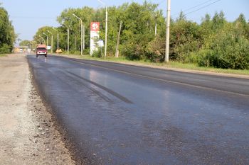 В Еманжелинске на въезде в город укладывают первый, черновой, слой асфальта