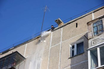 Отдельное внимание - уборке снега с крыш многоквартирных домов