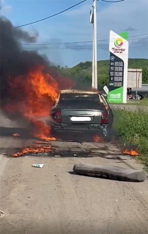 В Красногорском вблизи заправки во время движения загорелся легковой автомобиль