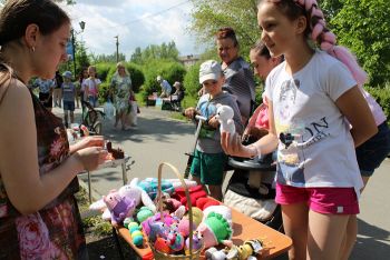 В День защиты детей аллею от мостика до фонтана в еманжелинском сквере &laquo;захватили&raquo; юные предприниматели