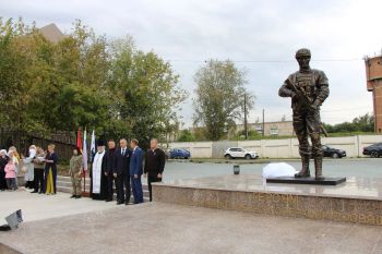 В Еманжелинске торжественно открыли аллею Славы участников СВО