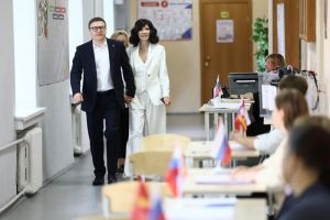 Губернатор Алексей Текслер вместе с супругой Ириной принял участие в голосовании на выборах депутатов Законодательного Собрания Челябинской области