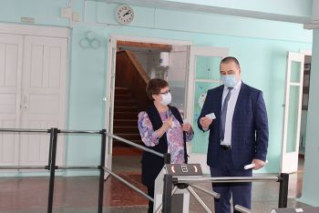 Во всех образовательных учреждениях Еманжелинского района установлены тревожные кнопки, видеонаблюдение, в двух школах - 4-й и 15-й - в рамках нацпроекта установлены турникеты